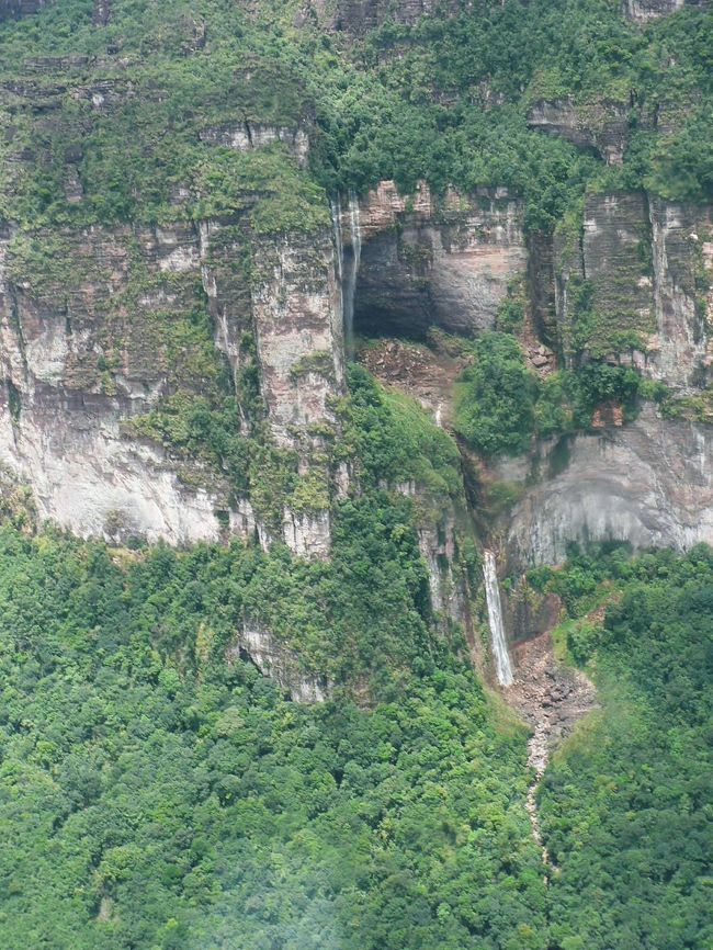 デスバレーと呼ばれる深い谷。