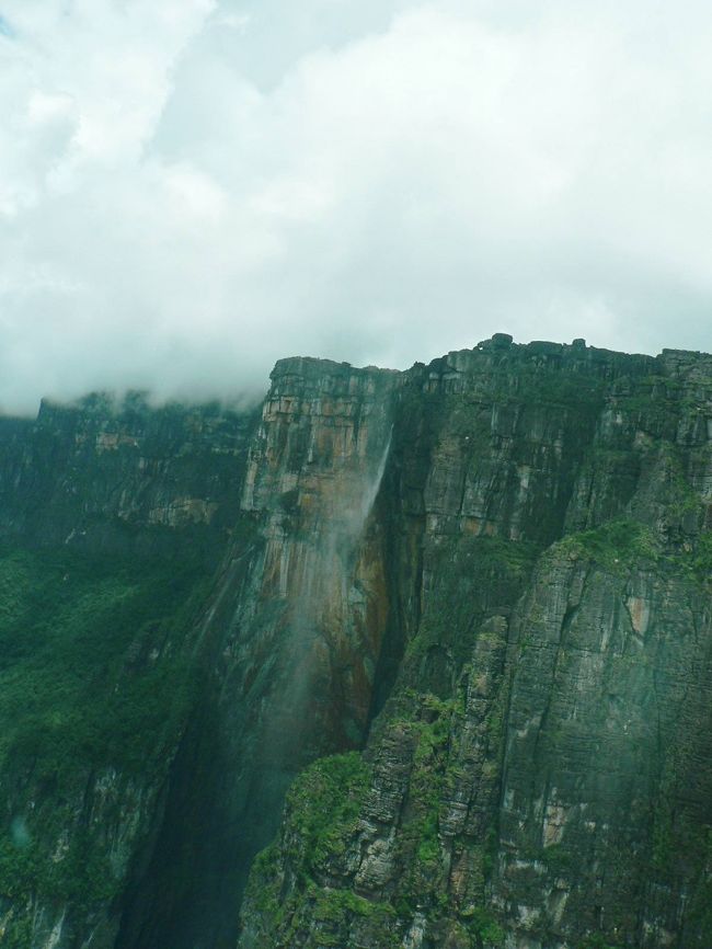 乾期の糸を引くようなエンジェルフォール滝。