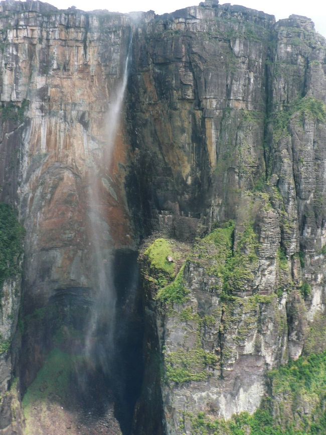 乾期の糸を引くようなエンジェルフォール滝。