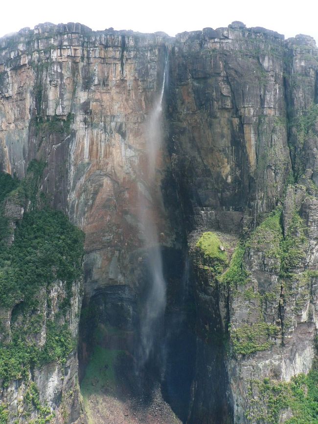 乾期の糸を引くようなエンジェルフォール滝。