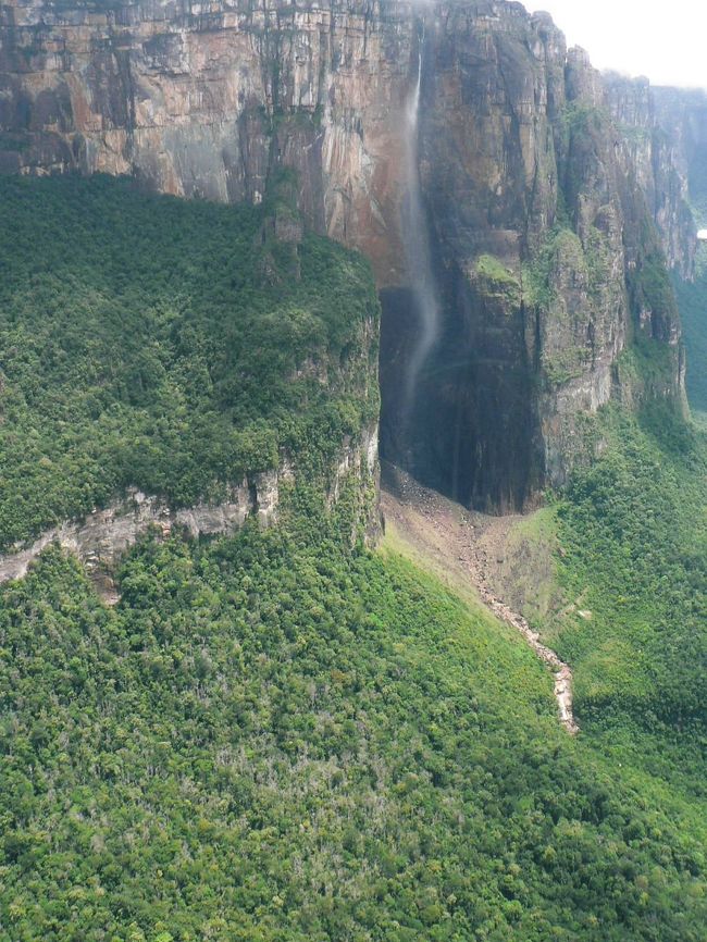 乾期の糸を引くようなエンジェルフォール滝。