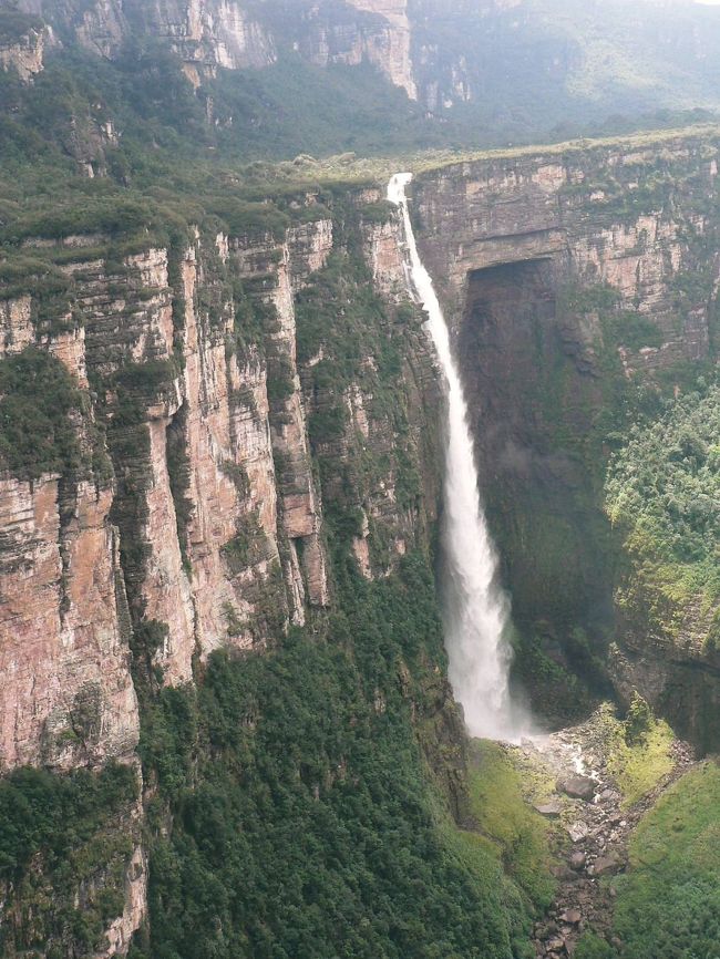 エンゼルフォールから悪魔の谷を渡ったところにあるコルチナの滝。この滝のほうが乾季は水量が多く豪快だ。<br /><br />
