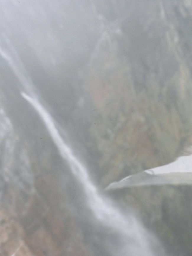 糸を引くようなエンジェルフォール滝。