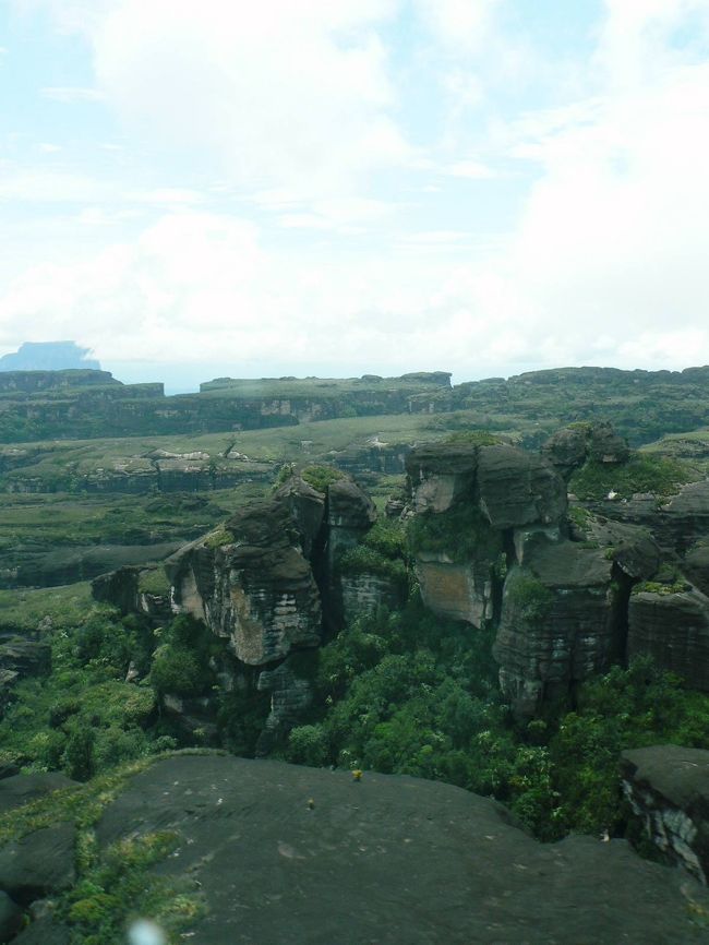 上部がテーブル状の平面になっているギアナ高地。
