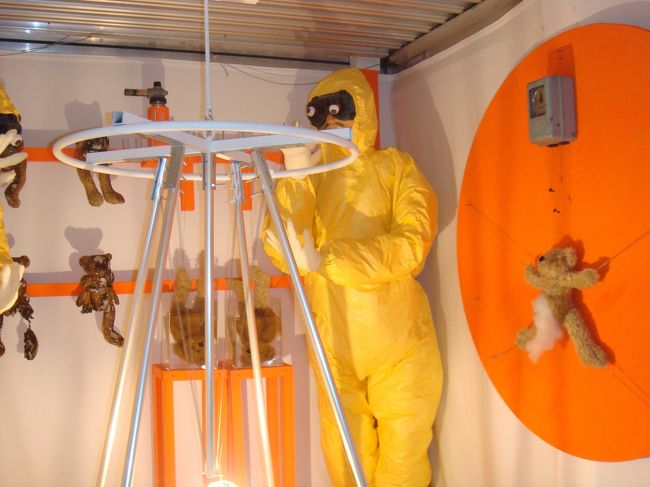 これもアートキューブの1つ。<br /><br />くまさんたちが大変なことになっています。<br />