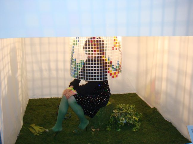 やばい。<br />おねえさんが展示されています。<br />普通に生きてます。<br />携帯なってます。<br />動いてます。<br />こっち見てます。<br /><br />これもアートキューブの1つ。