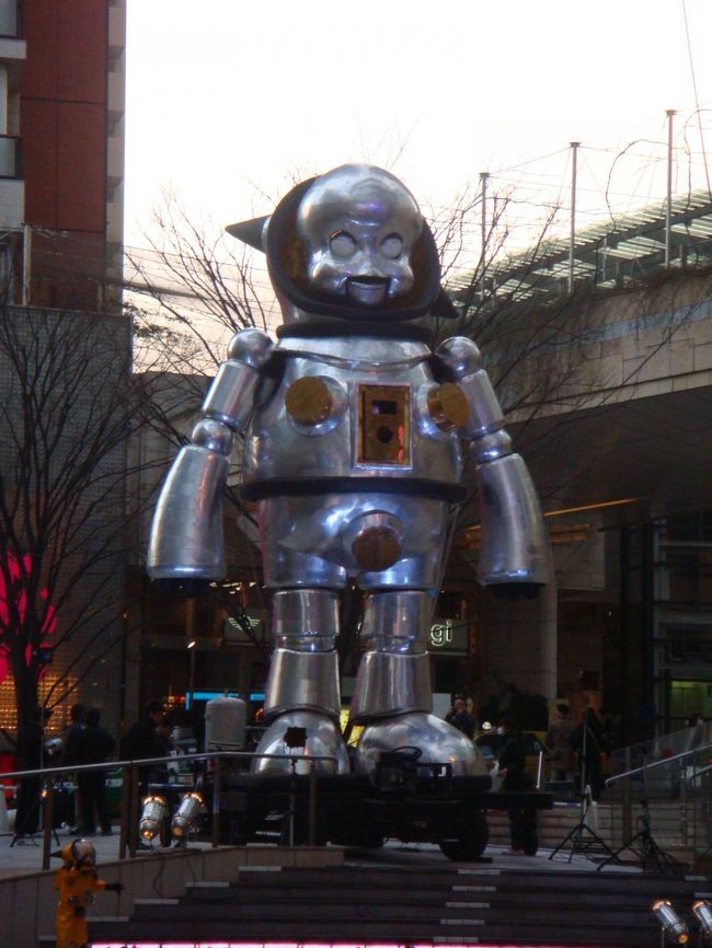 でか―――――!!<br />さすがジャイアント!!<br /><br />こいつが、深夜の六本木を･･･<br /><br />このイベントのコアタイムは<br />17:59→05:32<br />そうです、日没から夜明けの真夜中なんです。