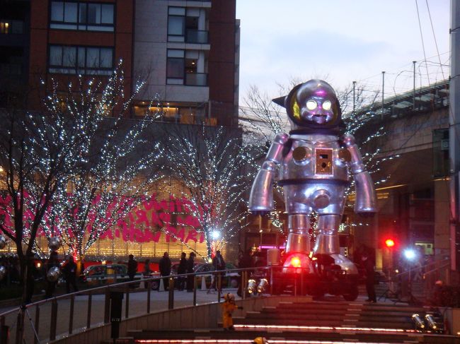 「トらや〜ん、起きて―――」<br />の掛け声でお目覚めです。<br /><br />写真ではわかりませんが、<br />目覚めと同時に宇宙語を話だしました。<br />そして、歌いだしました。<br />さらに、動きだしました。<br />そしてさらに、火を･･･<br /><br /><br />