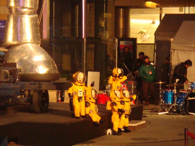 ジャイアント・トらやんの足元に注目!!<br /><br />これはこれは、トらやんじゃないですか。<br />