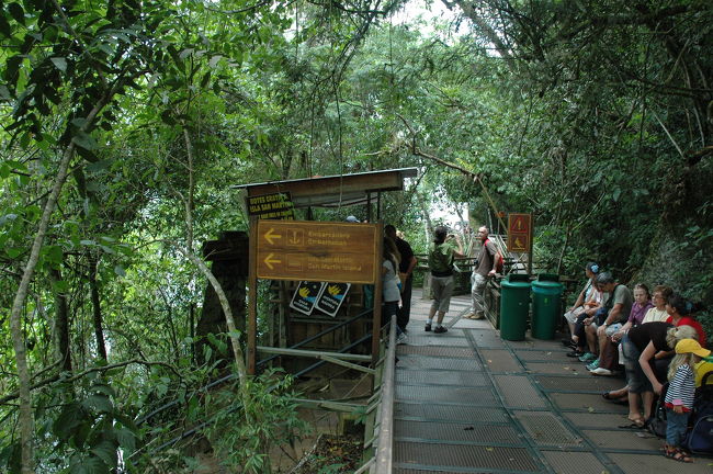 左の階段を下りて行くとサン・マルティン島の渡し船ポイント。<br />まずは奥に進んでSalto Bossettiを見に行きます。