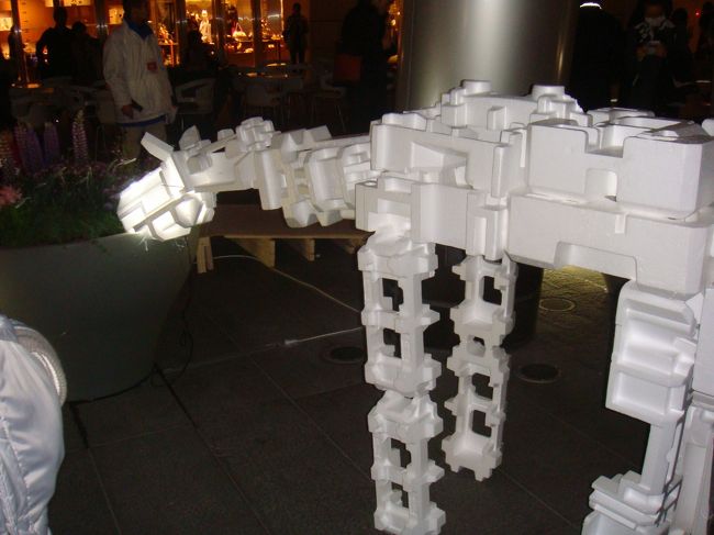 発泡スチロールでできた･･･??<br />花壇の植物をほおばろうとしているところを<br />見ると、草食動物なのは間違いない。<br /><br />