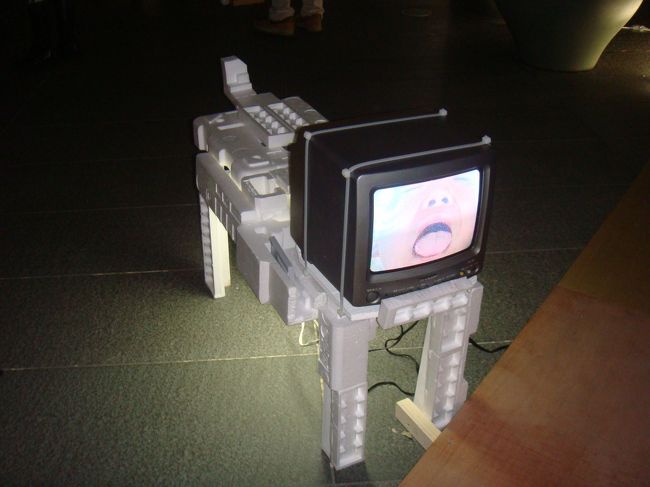 正面へ目をやると･･･<br />おじさんが「はあはぁ」言っている映像が<br />モニターから永遠と流れています。<br /><br />この気持ち悪さ、素敵です。