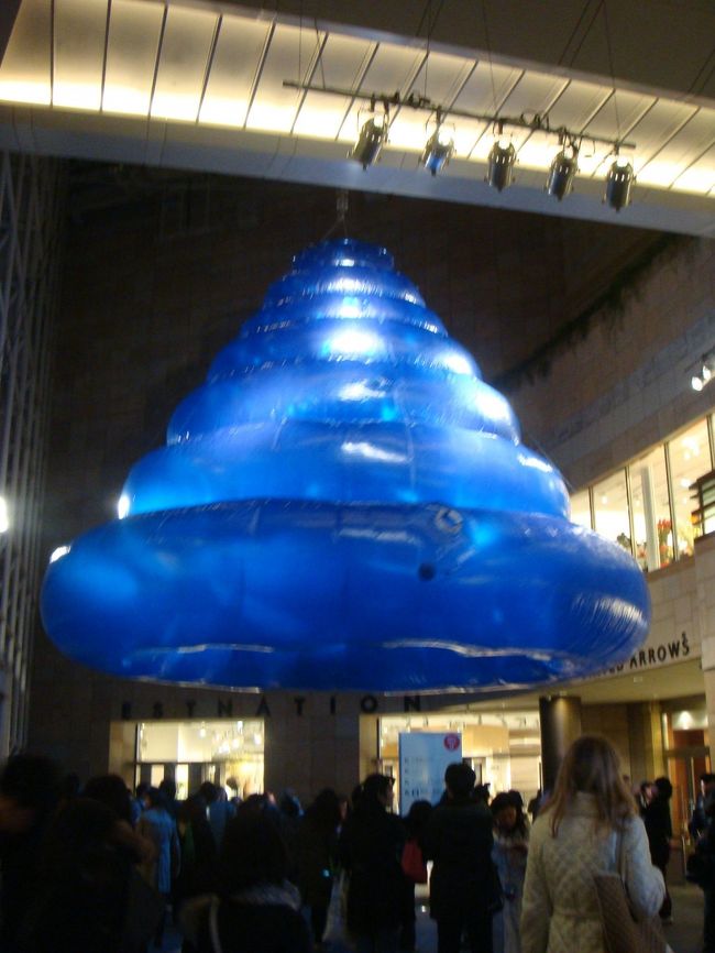 青いうんこ発見!!!<br /><br />浮いているので<br />･･･うんこではないらしい。<br /><br />バルーンアートの1つ。<br />下にもぐって覗き込むと...