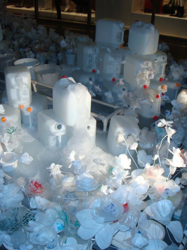 ぶくぶくぶくぶく････<br /><br />スーパーのビニール袋で作られた花たち。<br />そして、ぶくぶく出続ける泡。<br /><br />なんだかいい感じでした。<br /><br />これ、好きです。<br />