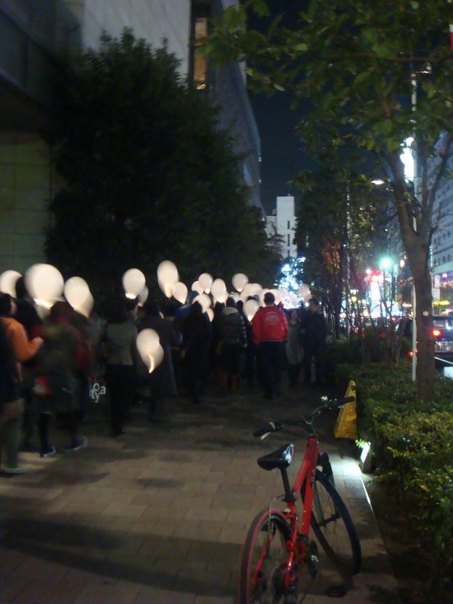 これもアート。<br /><br />光る風船をもって、<br />1,000人の人々が六本木の街をパレード。<br /><br />この人達が向かうゴールとは･･･