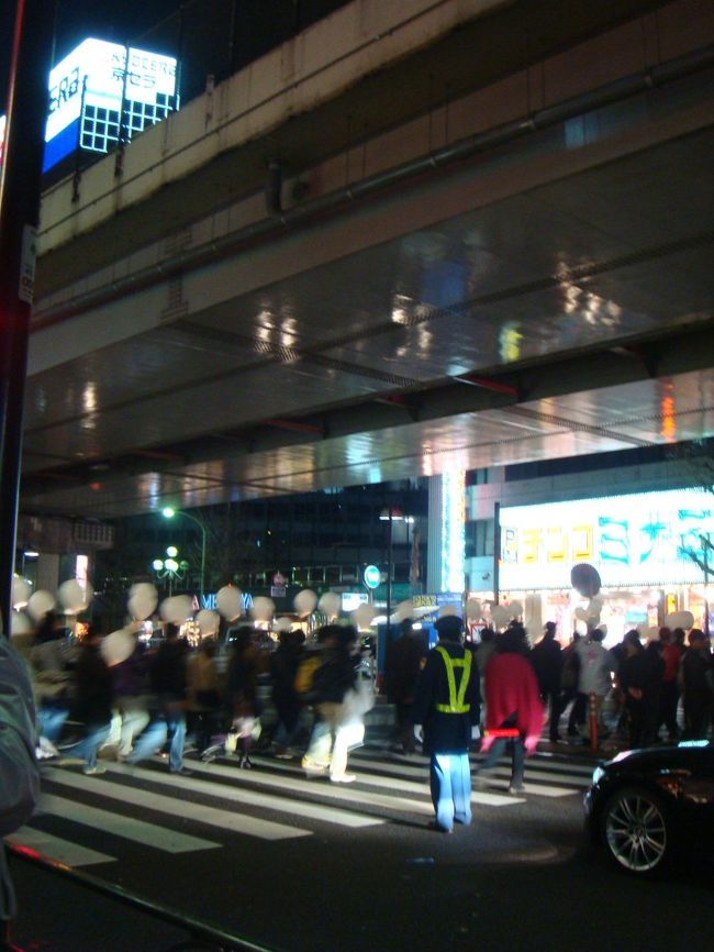 もちろん、横断歩道も渡ります。<br /><br />風船の人たちの上には首都高!!<br />