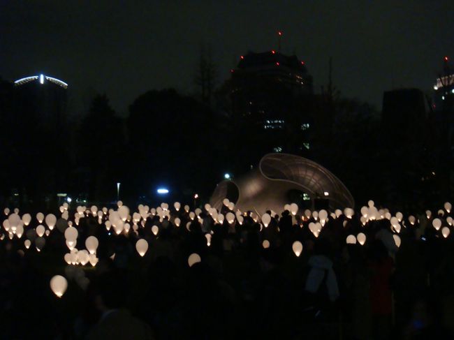 これぞ、光のアート!!<br /><br />素敵です。<br />ただ、寒さが限界です。<br /><br />この最後がどうなったのか???<br />お腹は減ったうえに、この寒さ。<br />いまならマッチ売りの少女の気分がワカル。<br /><br />でも、マッチ売りの少女と違うのは･･<br />すぐに暖かくて美味しいモノのある場所へ<br />駆け込んだのでした。<br /><br />ちゃんちゃん。