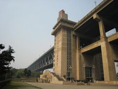 　南京長江大橋。1968年完成。
　上段が道路で、下段に鉄道が走っている。
　下の大橋公園からエレベータで上まで登れます。
　公園入場料7元。長江大橋（内部と上まで）入場料8元。
