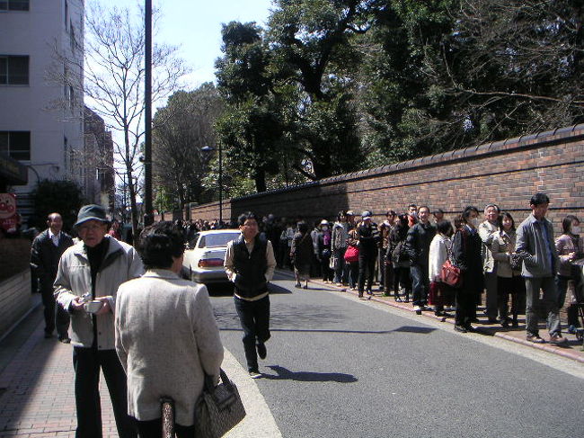 朝、帝国ホテルへ迎えに行き、<br />六義園（りくぎえんと読みます）へ。<br /><br />チケット買うのにこの行列。<br />でも、案外早く進みました。<br /><br />ここで、親戚とも合流しました。
