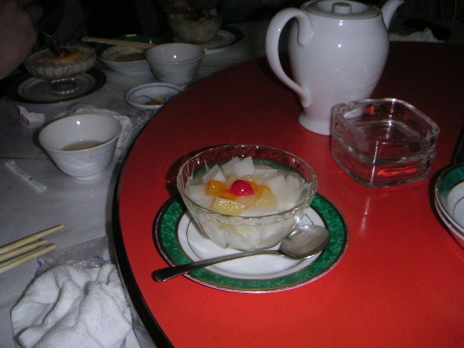 定番の杏仁豆腐♪<br /><br />みんなで賑やかにワイワイとお祝い会。<br /><br />美味しかったです。ごちそうさま。<br /><br />会計して、びっくり〜。<br />かなりの安さ!!<br /><br />その後、新生活をスタートする<br />アパートにお邪魔しました。