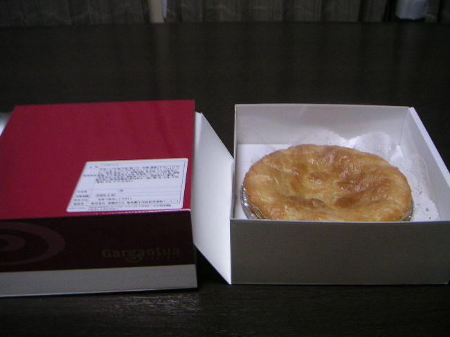 お土産は…。<br /><br />帝国ホテルの「Gargantua」で<br />２日前から予約していた<br />シャリアピンパイ〜。<br /><br />これ、パイの中身はステーキが入っています。<br />でも、とってもやわらかくて、<br />お歳を召した方でも大丈夫・だいじょぶ♪<br /><br />