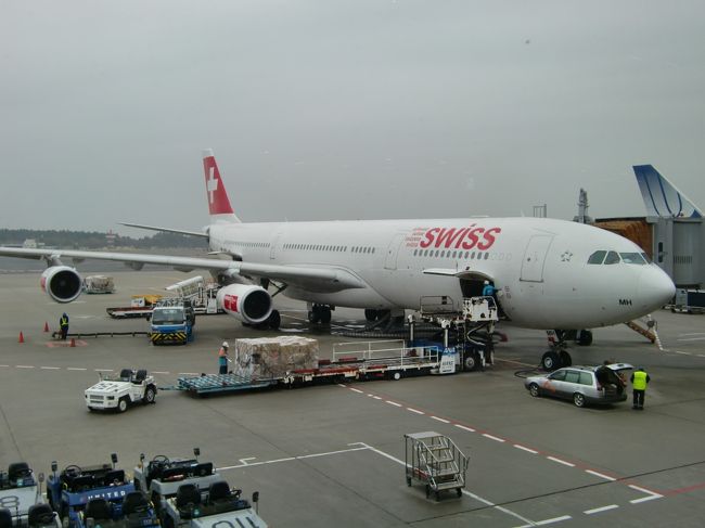 ３年ぶりの海外旅行で大興奮で眠れなかった中、<br />11:10発の飛行機に乗るため9:10成田集合は<br />辛かった！<br /><br />まずは成田から乗継のチューリッヒまで。<br />