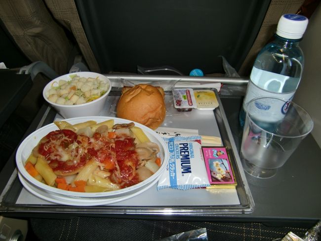 もちろん、機内食も撮影♪<br /><br />ちょっと味が足りなかったんですけどね・・・。<br />この後もオニギリが出たりアイスクリームが出たりしました。<br /><br />スイスエアの感想としては。。<br />まずパーソナルテレビもついてて、日本語の上映もあったので、暇にならなくて良かったです。<br />機内食は最初のペンネ以外は美味しかった！