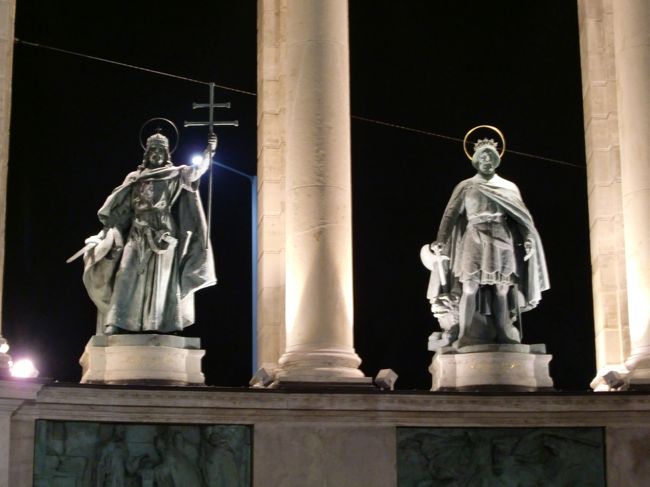 英雄広場には１４人の英雄の像がある。<br />一番左が初代王のイシュトバーン。<br />