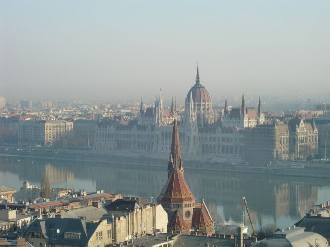 漁夫の砦の一番高いところから、また国会議事堂を。