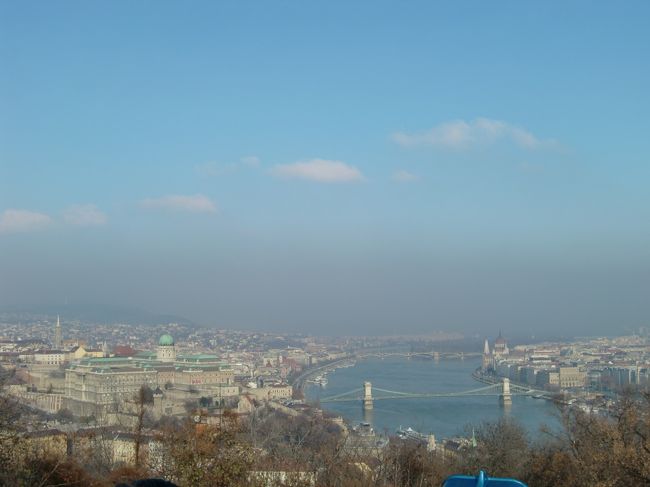 ゲッレールトの丘から見たエリザベート橋（手前）とくさり橋<br />