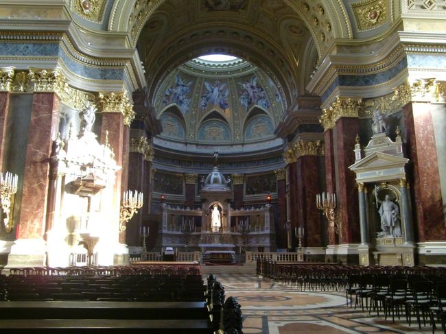 聖イシュトヴァーン大聖堂の中<br /><br />この荘厳な感じが好きですね。