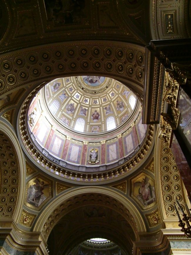 聖イシュトヴァーン大聖堂の天井<br /><br />細部もきれい。。