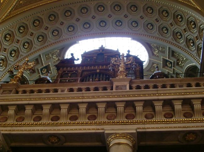 パイプオルガン。<br /><br />光がいろいろな所から入り込んでて<br />明るくていいな。