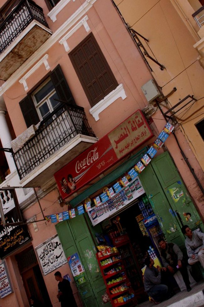 東岸でビールを買いにルクソールの街中へ。<br /><br />自分で買いに行くってのに、「いいから、いいから。」って買いに行ってくれた。<br />西岸でも、自分でミネラルウォーターを買おうとしたら、「ここは高いから。」って、買ってきてくれた。<br /><br />･･･薄々感じていたけど、最後の最後に、ちやっかり20USD請求さた(-_-;)