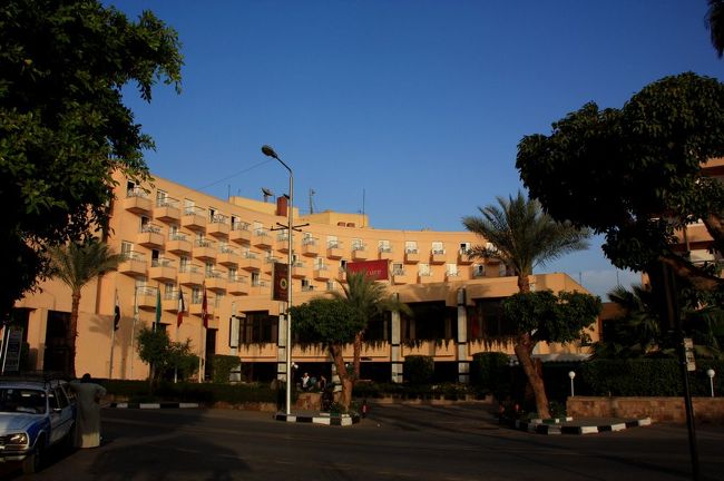 結局、タクシー200LE⇒250LE＋20USD（ビール2本＋ミネラルウォーター1本）＋たばこ1箱＋ボールペン2本(-_-;)<br /><br />宿泊は、時間がなかったので選択した“Mercure Inn Luxor Hotel ”<br /><br />ルクソール神殿、スーク、フェリー乗り場へ徒歩圏内♪<br />で、円建てで4,700円♪<br /><br />それに、ロービーで念願だった、バルーンツアーの予約もできた(^_^)v