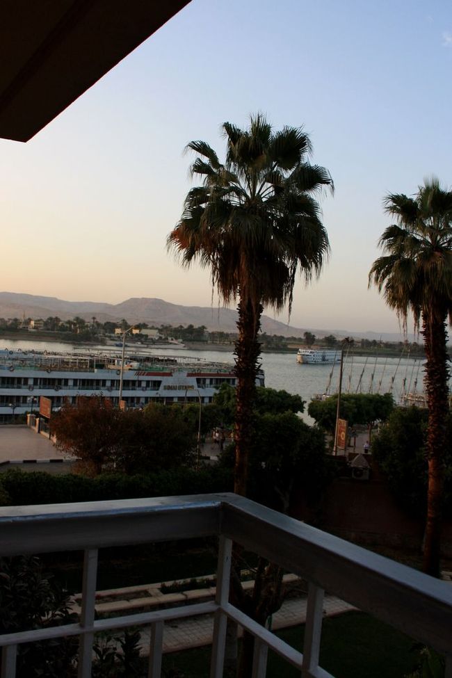バルコニーで、ナイル川を眺め、贅沢な一時を･･･<br /><br />って、そんな時間はない!!!<br /><br />急がなくちゃ〜<br /><br />出勤前の毎朝より、慌ただしく身仕度をして･･･