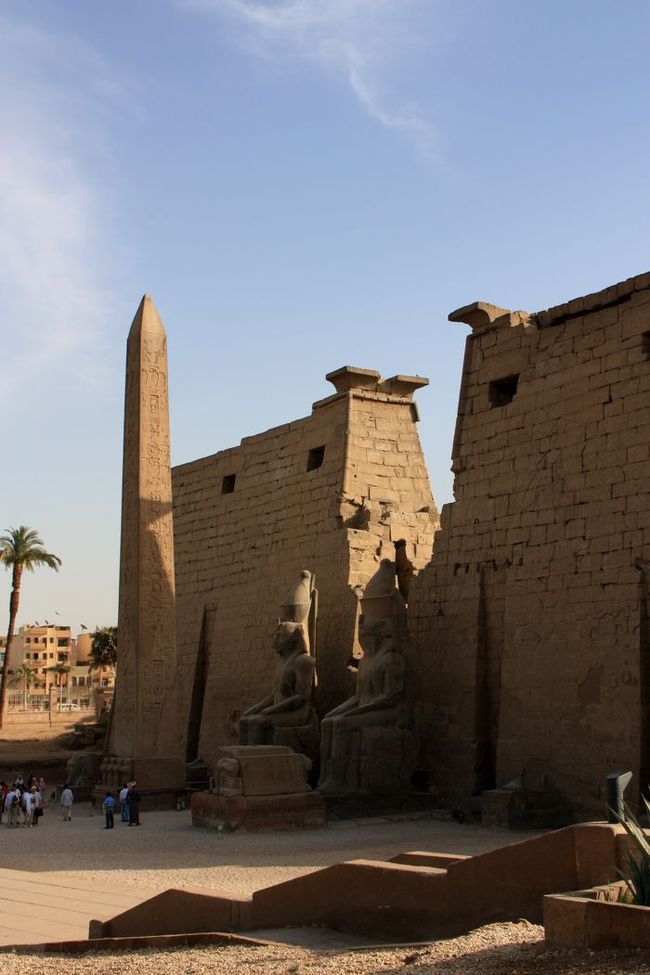ルクソール神殿♪<br /><br />オベリスクは左側1本だけ･･･右側はパリのコンコルド広場に･･･<br />　　　　　　　　　　　　↓<br />http://4travel.jp/traveler/sinnba/pict/15725477/src.html