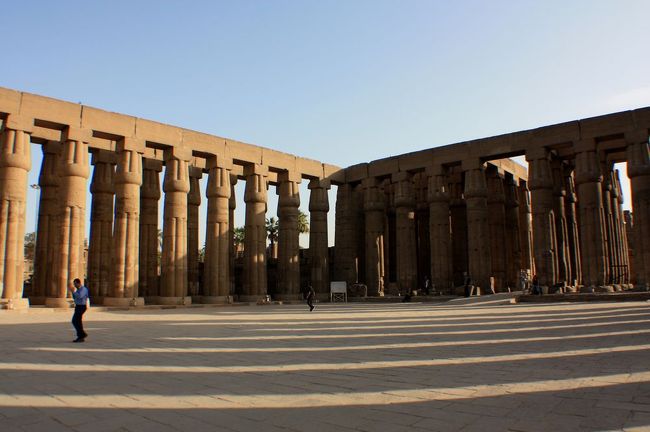 <br /><br />で、でかーくって、ひ、ひろー<br />（アメンポテプ3世の中庭･･･たぶん）<br />