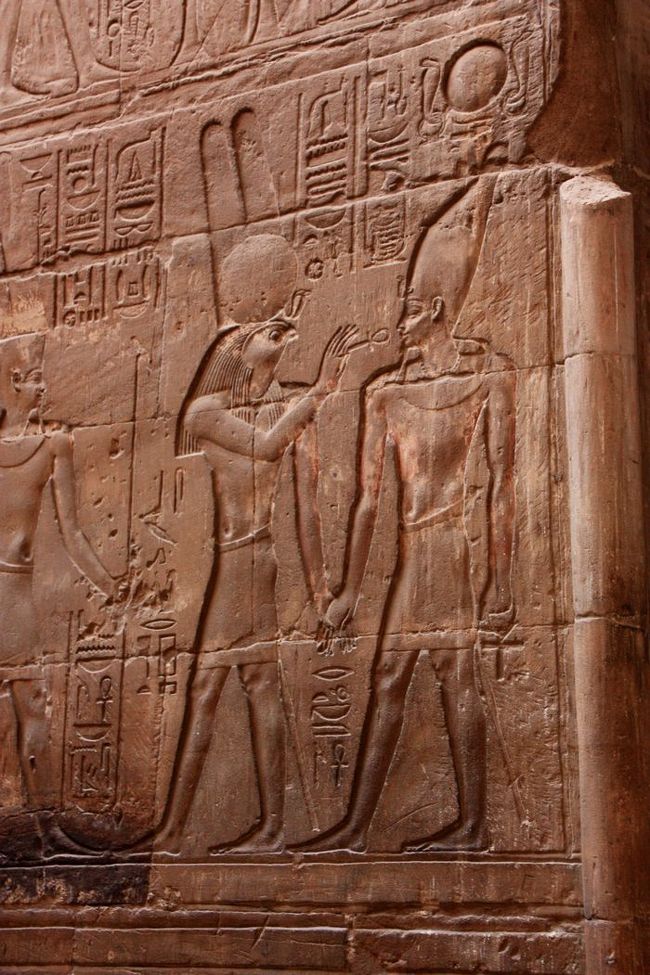 レリーフに見惚れていると、<br />「こっちが凄いよ〜」<br />って、声を掛けてくる人、警備員までもが･･･<br />そして、その案内を受けるとバクシー（喜捨）。<br /><br />そして、<br />5LE払えば、10LE！<br />10LE払えば、20LE！<br />と、結局、こちらの好意以上を請求してくることを西岸で学んだので、基本、案内は断り続けた。