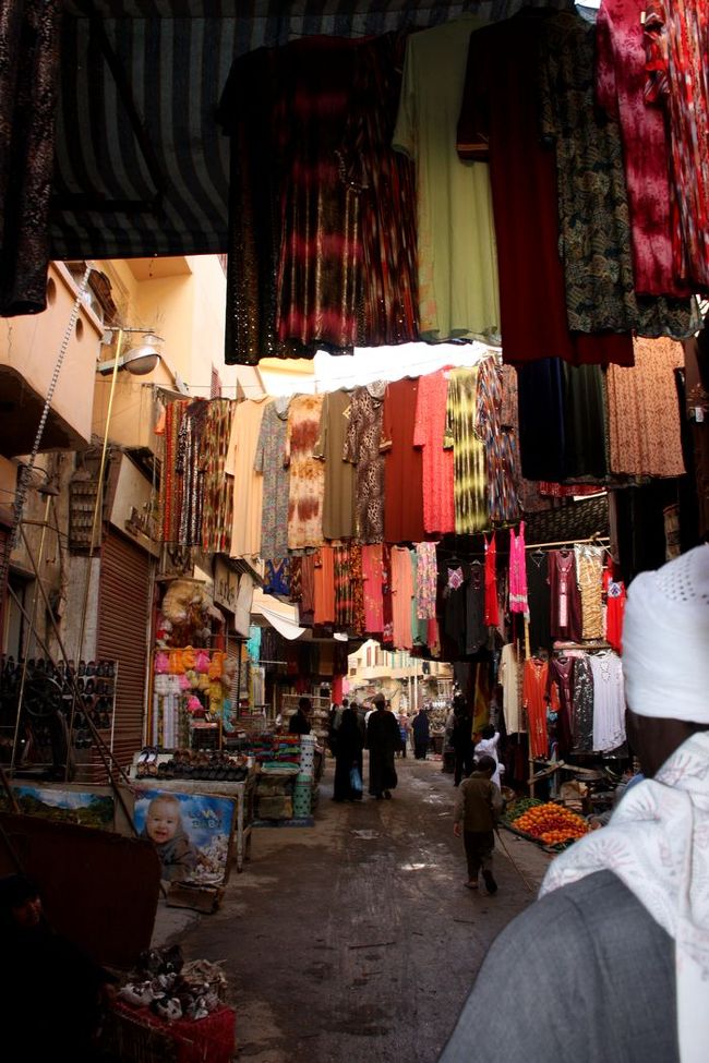 足元はぬかるんでいる。<br /><br />中世のアラブへ、タイムスリップしてしまったようだ。<br />