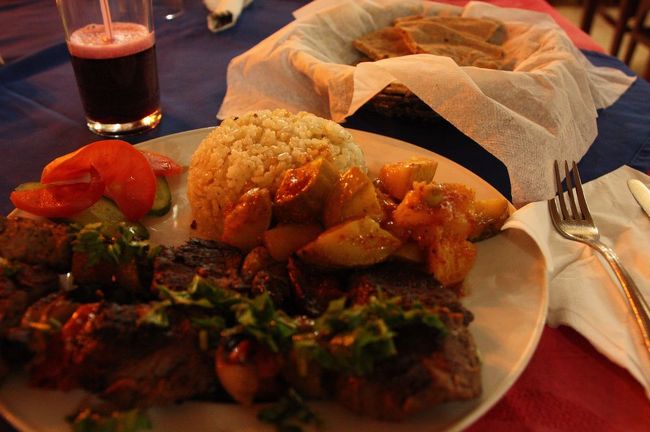 シシカバブーも食べなくちゃ〜♪<br /><br />え゛ーーー！！<br />レストランにビールが置いてない（激涙）