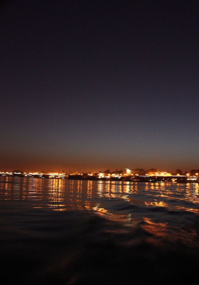 前日、成り行きでタクシーでぶっちぎっちゃたから、乗れないと思ってたけど･･･<br />船でナイル川を渡れた♪<br />