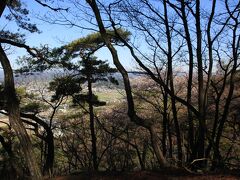 頂上に程近いところにあった展望台と思われる場所。
木が伸びてしまい見晴らしをさえぎっていました。
こちらの方向は田沼町方面です。