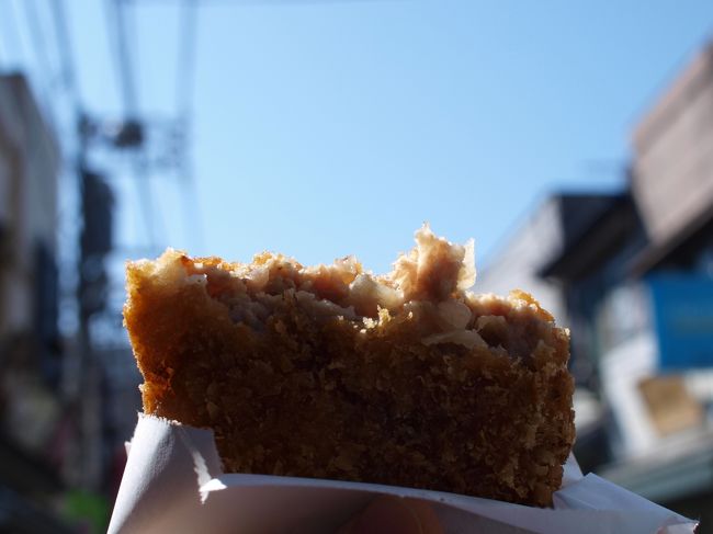 谷中銀座『すずき』のメンチコロッケ200円。<br /><br />ほくほくで美味しい〜〜