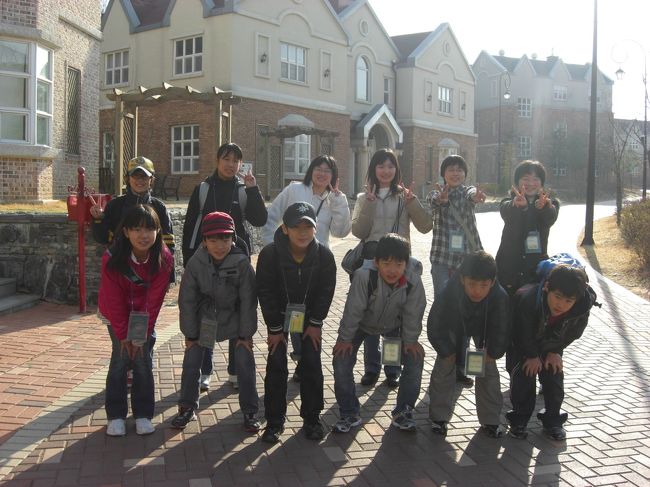 授業が終わったらいよいよ英語村とはお別れです。<br /><br />その前に皆でハイ、チーズ(^_^)v<br />