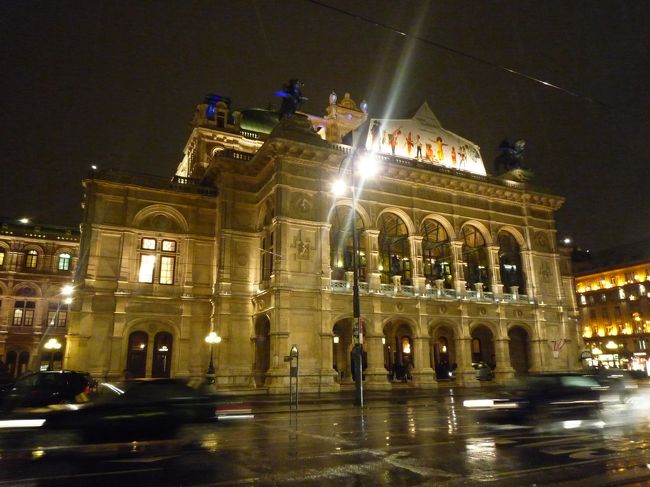 ライトアップされたオペラ座
