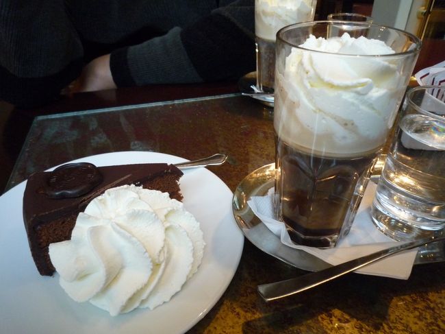 ホテル・ザッハー<br /><br />ザッハートルテとアインシュペナー