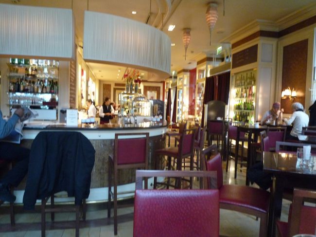 ホテル・ザッハーのカフェ店内<br />朝の１０時ぐらいです