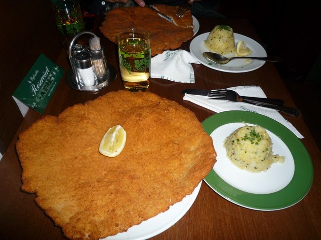 ツム・フルグミューラーのビッグなウィンナーシュニッツェル<br /><br />シュテファン寺院の裏路地にあります<br /><br />ほんとにデカイ！！