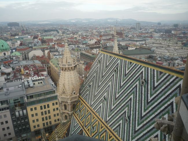 階段で塔を登り、ウィーンの展望。<br /><br />屋根も近くで見ることができます